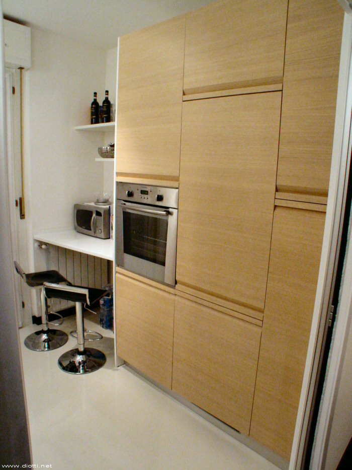 Una prospettiva alternativa per la zona office con le colonne in rovere sbiancato ed il piano d'appoggio in Corian.